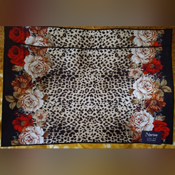 🌹🖤🐆⚘️🤍 Beautiful large leopard-print accent rugs with red/white roses trim. - Picture 1 of 4